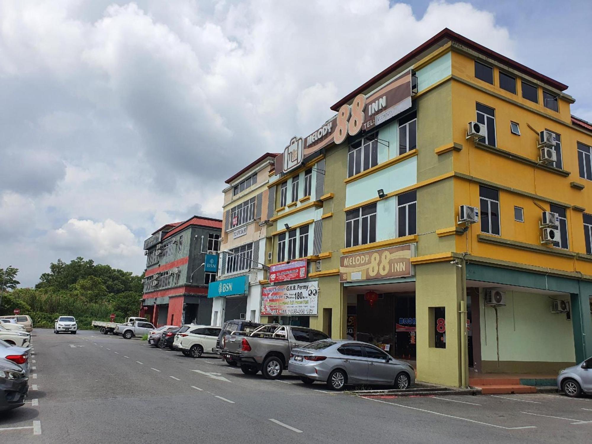 Oyo 90964 Melody 88 Inn Miri Exterior foto